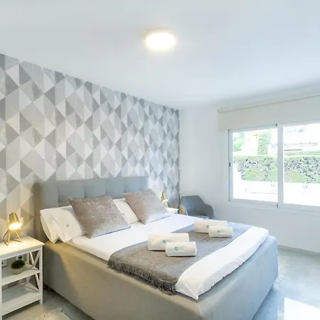 Banus - Lis - Banus - Spectacular 1br - 1ba - Stylishly Redecorated - Super Bright - 3 Outdoor Terraces - Outdoor Dining & Lounge Areas - Pool - Perfect For Couples *