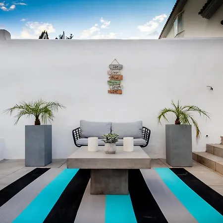 Apartment Banus - Lis - Banus - Spectacular 1br - 1ba - Stylishly Redecorated - Super Bright - 3 Outdoor Terraces - Outdoor Dining & Lounge Areas - Pool - Perfect For Couples *