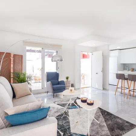 Banus - Lis - Banus - Spectacular 1br - 1ba - Stylishly Redecorated - Super Bright - 3 Outdoor Terraces - Outdoor Dining & Lounge Areas - Pool - Perfect For Couples *