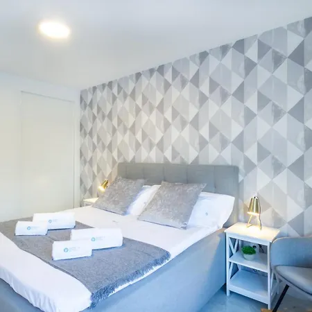 Banus - Lis - Banus - Spectacular 1br - 1ba - Stylishly Redecorated - Super Bright - 3 Outdoor Terraces - Outdoor Dining & Lounge Areas - Pool - Perfect For Couples Apartment