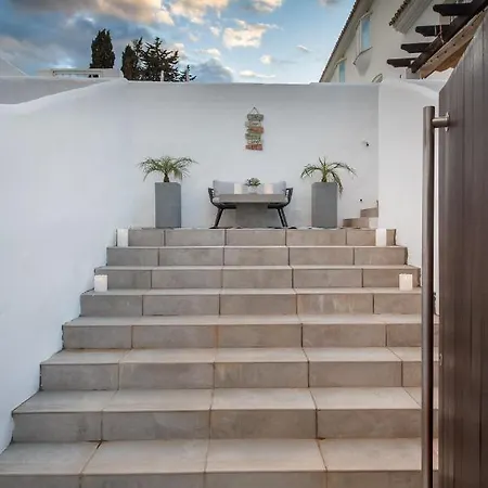 Banus - Lis - Banus - Spectacular 1br - 1ba - Stylishly Redecorated - Super Bright - 3 Outdoor Terraces - Outdoor Dining & Lounge Areas - Pool - Perfect For Couples Apartment Marbella