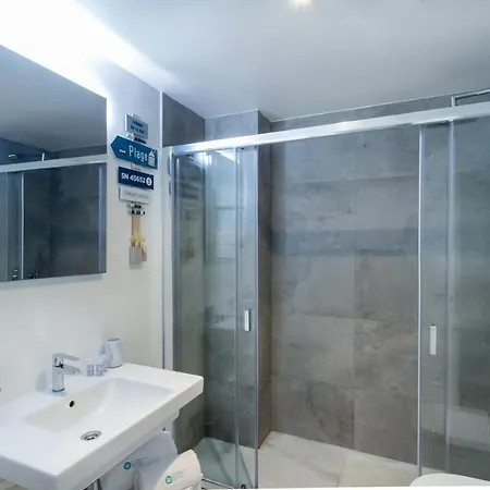 Apartment Banus - Lis - Banus - Spectacular 1br - 1ba - Stylishly Redecorated - Super Bright - 3 Outdoor Terraces - Outdoor Dining & Lounge Areas - Pool - Perfect For Couples