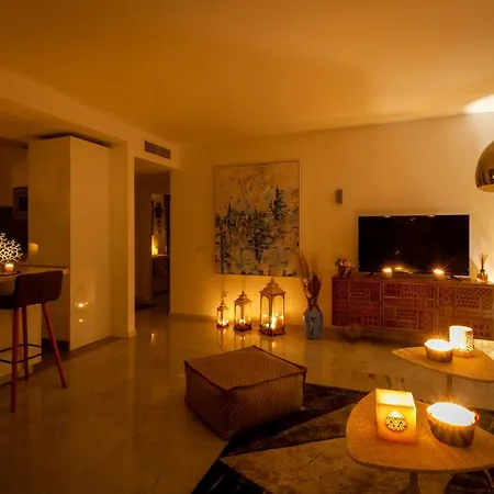 Banus - Lis - Banus - Spectacular 1br - 1ba - Stylishly Redecorated - Super Bright - 3 Outdoor Terraces - Outdoor Dining & Lounge Areas - Pool - Perfect For Couples Apartment *