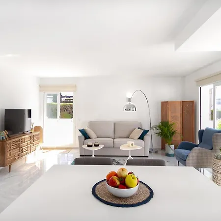 Banus - Lis - Banus - Spectacular 1br - 1ba - Stylishly Redecorated - Super Bright - 3 Outdoor Terraces - Outdoor Dining & Lounge Areas - Pool - Perfect For Couples Apartment *