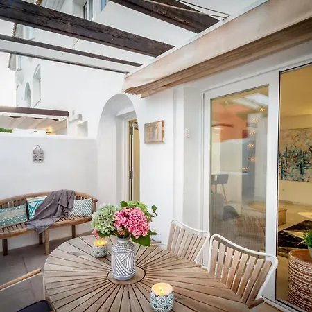 Banus - Lis - Banus - Spectacular 1br - 1ba - Stylishly Redecorated - Super Bright - 3 Outdoor Terraces - Outdoor Dining & Lounge Areas - Pool - Perfect For Couples Marbella