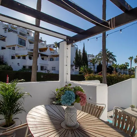 Apartment Banus - Lis - Banus - Spectacular 1br - 1ba - Stylishly Redecorated - Super Bright - 3 Outdoor Terraces - Outdoor Dining & Lounge Areas - Pool - Perfect For Couples