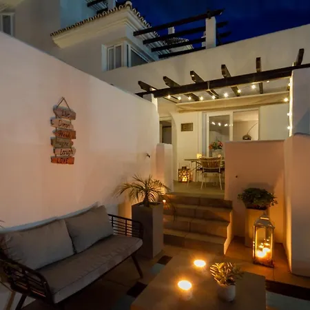 Banus - Lis - Banus - Spectacular 1br - 1ba - Stylishly Redecorated - Super Bright - 3 Outdoor Terraces - Outdoor Dining & Lounge Areas - Pool - Perfect For Couples Apartment Marbella