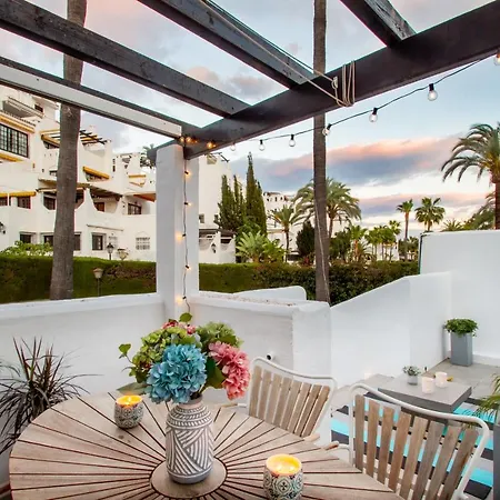 Apartment Banus - Lis - Banus - Spectacular 1br - 1ba - Stylishly Redecorated - Super Bright - 3 Outdoor Terraces - Outdoor Dining & Lounge Areas - Pool - Perfect For Couples