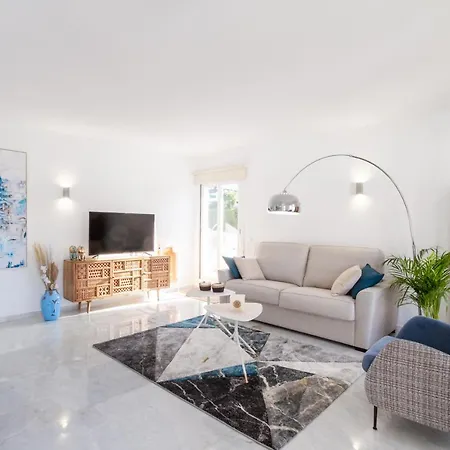 Apartment Banus - Lis - Banus - Spectacular 1br - 1ba - Stylishly Redecorated - Super Bright - 3 Outdoor Terraces - Outdoor Dining & Lounge Areas - Pool - Perfect For Couples