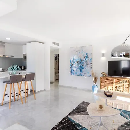 Banus - Lis - Banus - Spectacular 1br - 1ba - Stylishly Redecorated - Super Bright - 3 Outdoor Terraces - Outdoor Dining & Lounge Areas - Pool - Perfect For Couples Apartment *