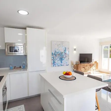 Banus - Lis - Banus - Spectacular 1br - 1ba - Stylishly Redecorated - Super Bright - 3 Outdoor Terraces - Outdoor Dining & Lounge Areas - Pool - Perfect For Couples Marbella