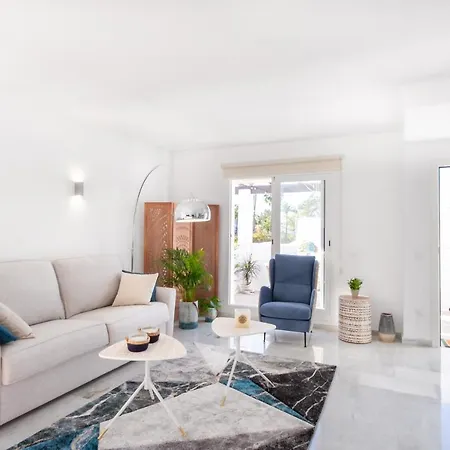 Apartment Banus - Lis - Banus - Spectacular 1br - 1ba - Stylishly Redecorated - Super Bright - 3 Outdoor Terraces - Outdoor Dining & Lounge Areas - Pool - Perfect For Couples