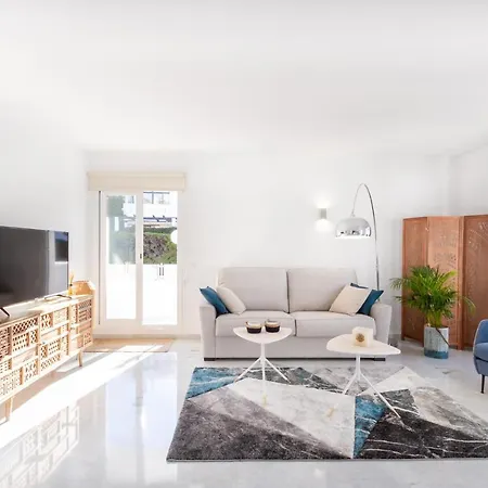 Apartment Banus - Lis - Banus - Spectacular 1br - 1ba - Stylishly Redecorated - Super Bright - 3 Outdoor Terraces - Outdoor Dining & Lounge Areas - Pool - Perfect For Couples Marbella