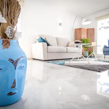 Banus - Lis - Banus - Spectacular 1br - 1ba - Stylishly Redecorated - Super Bright - 3 Outdoor Terraces - Outdoor Dining & Lounge Areas - Pool - Perfect For Couples Apartment *